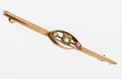15 kt Gold Peridot-Perl-Brosche, England um 1920, GG 625/000, mittig rundfacett. Peridot ca. 0.15 ct, 2 kl. Perlchen, Millegriffverz., L. ca. 6.7 ...