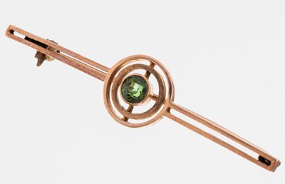 9 kt Gold Turmalin-Brosche, RG 375/000, mittig ein rundfacett. Turmalin, L. ca. 6 cm, ca. 4.0 g
