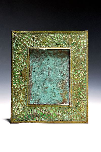 Bilderrahmen, Tiffany Studios, New York, num. 947, Opakglaseinsatz in Grün, Bronzerahmen patiniert, aufstellbar, ca. 23.5 x 19 cm