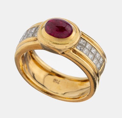 18 kt Gold Rubin-Diamant-Ring, GG 750/000, qualitätvolle Verarbeitung, ovaler Rubin -Cabochon ca. 1.10 ct, Ringschultern mit Princess-Cut Diamanten ...