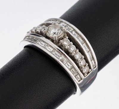 18 kt Gold Diamant-Ring, WG 750/000, dreigeteilter Ringkopf, mittig erhaben gefasster Brillant ca. 0.35 ct (grav.) Weiß/si, 10 Brillanten zus. ca ...