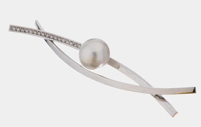 18 kt Gold Perl-Brillant-Brosche, WG 750/000, länglich geschwungen, mittig Südseezuchtperle, D. ca. 11.9 mm, 20 Brillanten zus. ca. 0.10 ct ...