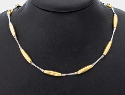 18 kt Gold Brillant-Collier, GG/WG 750/000,außergewöhnliche Gestaltung, GG und WG Gliederim Wechsel, 4 WG-Glieder mit 36 Brillanten zus. ca. 0.18 ...