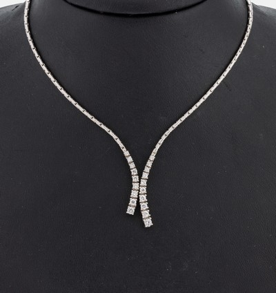 18 kt Gold Brillant-Collier, WG 750/000, Mittelteil mit 19 Brillanten zus. ca. 0.79 ct Weiß/si, L. ca. 40.5 cm, Kastenschloss mit Sicherheitsacht, ...