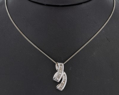 14 kt Gold Diamant-Anhänger, WG 585/000, geschwungen, 25 Diamant-Baguettes zus. ca. 1.10 ct Weiß/p, Hersteller Rodeo, an Kette WG 333/000, L. ca. ...
