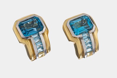 Paar 14 kt Gold Topas-Ohrstecker, GG/WG 585/000, geometrisch, 2 Blautopase im Treppenschliff zus. ca. 6.0 ct (beh.), 8 weitere Blautopase im ...