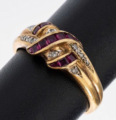 9 kt Gold Rubin-Diamant-Ring, GG 375/000, 13 Rubin-Carrees zus. ca. 0.25 ct, 10 8/8-Diamanten zus. ca. 0.05 ct Weiß/si-p, 53, ca. 2.5 g