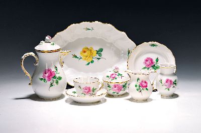 Mokkaservice Meissener Rose, Meissen, 20.Jh., 2.Wahl, Porzellan, handbemalt, 6 Tassen mit UT, 6 Gebäckteller D. 14 cm, Mokkakanne, Sahnegießer und ...