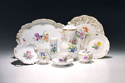Kaffeeservice Streublume, Meissen, 20.Jh., 2.Wahl, Porzellan, handbemalt, 6 Tassen mit UT, 6 Kuchenteller D. 18cm, Kaffeekanne (Deckelrose min. ...