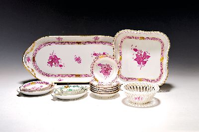 Serviceteile, Herend, Ungarn, Apponyi purpur und grün, Porzellan, purpur: 6 Tellerchen D. 9,5 cm, ovales Tablett, 2 Aschenbecher, rechteckiger Korb, ...