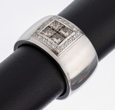 18 kt Gold Diamant-Ring, WG 750/000, 4 Diamantcarrees zus. ca. 0.64 ct Braun/vs-si, 20 Brillanten zus. ca. 0.10 ct Weiß/vs, RW 51, ca. 13.1 g