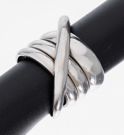 18 kt Gold Ring, WG 750/000, gekreuztes Design, RW 51, ca. 10.6 g