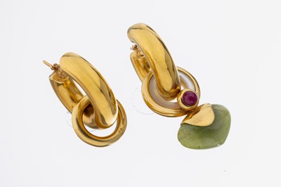 Paar 18 kt Gold Creolen mit Farbstein- Einhänger, GG 750/000, 1x kreisförm. glatter Einhänger, 1 x Einhänger mit Perlmutt,ovalem Rubincabochon ...