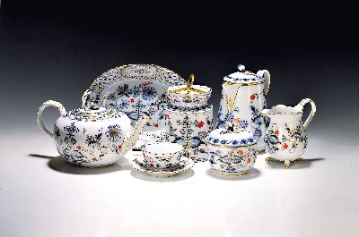 Teeservice, Meissen, 2. Hälfte 19. Jh., Knaufschwerter, Zwiebelmuster rot und golden gehöht, gr. Teekanne, gr. Milchkanne zwei großes Zuckerdose, ...
