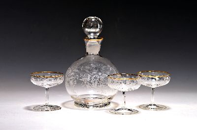Likörset, Frankreich, um 1910-20, farbloses dünnwandiges Glas mit feiner umlaufender Gravur von Ranken und Kartuschen, Goldränder, Karaffe mit 6 ...