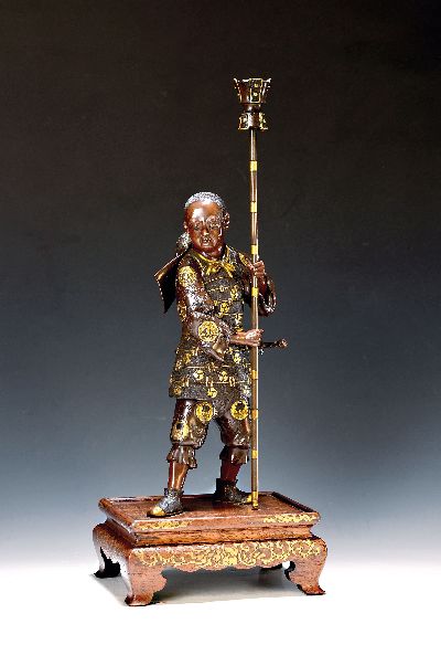 Bronze Okimono eines Samurai, Japan, späte Meiji-Periode (1868-1912), Bronze teilvergoldet, traditionell gekleideter Krieger in gespannter Pose, mit ...