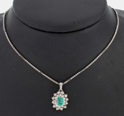 14 kt Gold Smaragd-Brillant-Anhänger, WG 585/000, mittig ovalfacett. Smaragd ca. 0.60 ct, Brillanten zus. ca. 0.50 ct Weiß/lr, an Kette L. ca. 40 ...