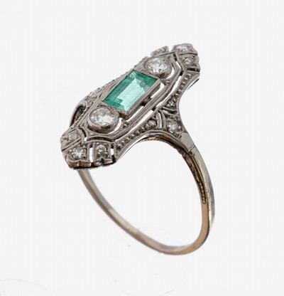 18 kt Gold Art Deco Smaragd-Diamant-Ring, um 1930, WG 750/000, facett. Smaragd-Baguette ca. 0.20 ct, Brillanten und Altschliffdiam. zus. ca. 0.20 ct ...