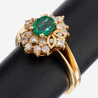 18 kt Gold Smaragd-Brillant-Ring, GG 750/000, mittig ovalfacett. Smaragd ca. 0.80 ct, 22 Brillanten zus. ca. 0.45 ct Weiß/si, RW 55, ca. 5.2 g