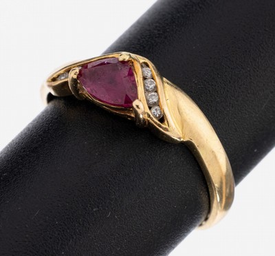 18 kt Gold Rubin-Brillant-Ring, GG 750/000,Rubin im Fantasieschliff ca. 0.45 ct, 8 Brillanten zus. ca. 0.04 ct Weiß/si, ca. 3.2 g, RW 56
