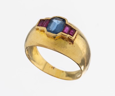 18 kt Gold Farbstein Bandring, GG 750/000, mittig facett. Saphir ca. 1.0 ct, 4 facett. Rubine zus. ca. 0.30 ct, RW 59, ca. 8.1 g