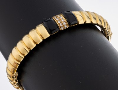 14 kt Gold Diamant-Onyx-Armreif, GG 585/ 000, qualitätvolle Verarbeitung, 12 8/8-Diam. zus. ca. 0.24 ct Weiß/si, 2 Onyxeinlagen, D. ca. 5.7 x 4.8 ...