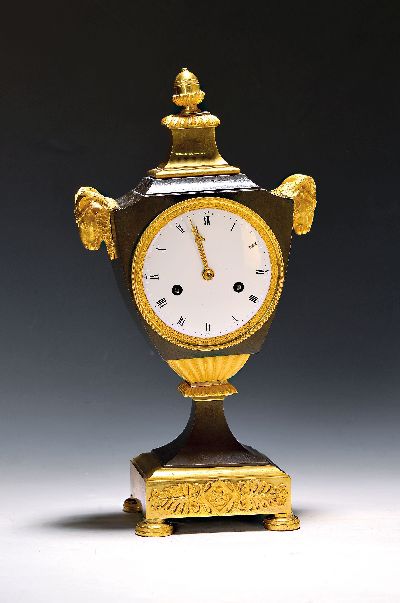 Pendule, Frankreich, um 1800/20, Empire sog.Vasenuhr, verzierte Bronze mit alter Vergoldung teilweise brüniert, mittig gelockert, seitliche ...