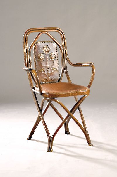 Bugholzstuhl des Jugendstils, um 1905/10, geprägter Lederbezug mit floralen Motiven, genietet, Füße in stilisierten Paarhufen auslaufend, EZ 2, ...