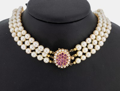 Perl-Collier mit 14 kt Gold Rubin-Perl- Schmuckschließe, 3-rhg. 130 cremefarb. Akoyazuchtperlen, D. ca. 5.4-7 mm, Steckschließe mit ...