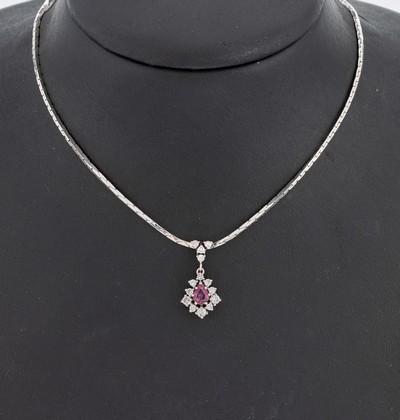 14 kt Gold Rubin-Brillant-Collier, WG 585/000, Abhängung bes. mit einem facett. Rubintropfen ca. 0.75 ct, umgeben von 14 Brillanten zus. ca. 0.54 ...