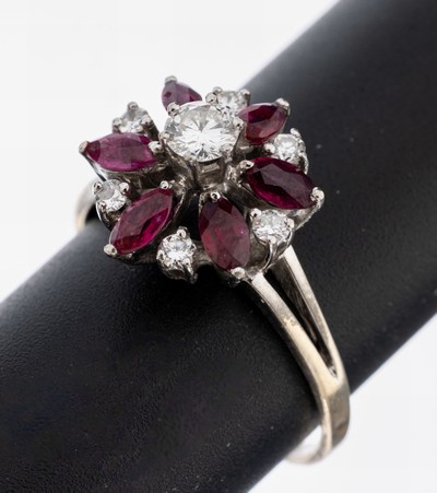 14 kt Gold Rubin-Diamant-Ring, WG 585/000, 6 facett. Rubin-Navettes zus. ca. 0.60 ct, mittiger Brillant ca. 0.30 ct Weiß/si, 5 Brillanten und 1 ...