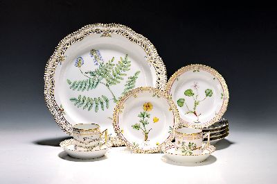 6 Kaffeegedecke, eine Kuchenplatte und ein Tellerchen "Flora danica", Royal Copenhagen, 1969-84, Porzellan, handbemalter Dekor, ...