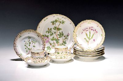 6 Kaffeegedecke, eine Gebäckschüssel und ein Tellerchen "Flora danica", Royal Copenhagen, 1969-84, Porzellan, handbemalter Dekor, ...