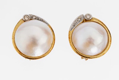 Paar 14 kt Gold Perl-Brillant-Ohrstecker, GG 585/000, 2 weiße Mabeperlen, D. ca. 13 mm, 4 Brillanten zus. ca. 0.06 ct Weiß/p, ca. 9.7 g