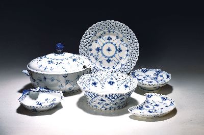 6 Serviceteile Musselmalet Vollspitze, Royal Copenhagen, Porzellan, unterglasurblauer Dekor, Rand mit Durchbrucharbeit, Muschelschale, Deckelterrine, ...