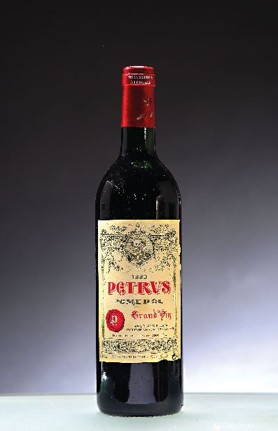 1 Flasche 1993 Petrus, Grand Vin, Mme L.P. Lacoste-Loubat, Pomerol, ca. 750ml, 13,5%Vol., top shoulder, Etikettränder l. lädiert, 92 Parker-Punkte, ...