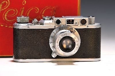 Leica II, Bj. 1936, Seriennr. 202884, Objektiv Leitz Elmar 5cm 1:3.5, Leder -Bereitschaftstasche, in Originalkarton, mit Leica-Taschenbuch und ...