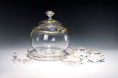 Bowle-Set, deutsch, 19.Jh., farbloses Glas, Goldstaffage, angesetzte gedrehte Henkel, geschliffene Bodensterne, Bowlegefäß mit Deckel und Tablett, ...