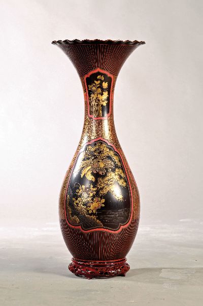 Große Bodenvase Famille Noir, China, späte Quing-Dynastie, um 1900, Porzellankorpus, schwarz/rotgrundig glasiert, Goldmalerei, mit Holzsockel, H. ...
