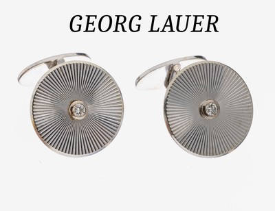 Paar GEORG LAUER Brillant-Manschettenknöpfe, WG 750/000, runde Platte mit strahlenförmiger Gravur, 2 Brillanten zus. ca.0.14 ct Weiß/si, 18.4 g, ...