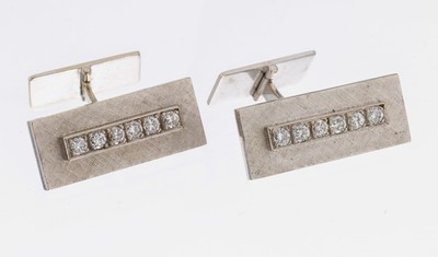 Paar 14 kt Gold Brillant-Manschettenknöpfe, WG 585/000, rechteckig, Oberfläche sat., 12 Brillanten zus. ca. 0.70 ct Weiß/si, 13.9 g, Meistermarke ...