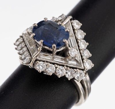 14 kt Gold Saphir-Diamant-Ring, WG 585/000,mittig ovalfacett. Saphir (beh.) ca. 1.20 ct, 22 Brillanten und 12 Diamant-Baguettes zus. ca. 1.10 ct ...