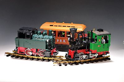 Lehmann Großbahn, Lok 20121, nahezu unbespielt, im orig. Karton; Lok 2075, im orig. Karton; Niederbordwagen, Trafo, 23 gerade und kurvige Schienen, ...