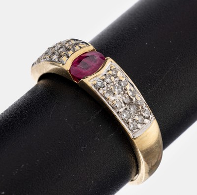 14 kt Gold Rubin-Brillant-Ring, GG/WG 585/000, mittig ein ovalfacett. Rubin ca. 0.30ct, Ringschultern bes. mit 30 Brillanten zus. ca. 0.15 ct ...