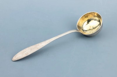 Große Suppenkelle, um 1840-50, 12-Lot Silber, schlichte zeitlose Ausführung, Laffe innen verg., l. ausgestellter Rand mit Ziergravur, L. ca. 36 ...