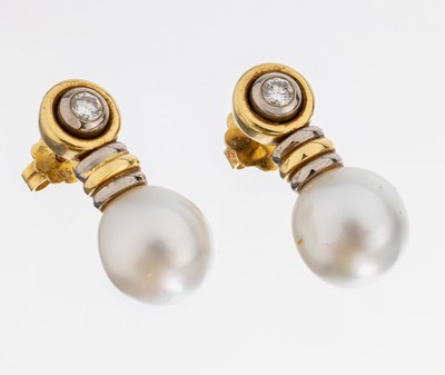 Paar 18 kt Gold Brillant-Zuchtperl-Ohrstecker, GG/WG 750/000, 2 barocke l. tropfenförm. Südseezuchtperlen mit weiß-silber Lüster D. ca. 11.6 mm, ...