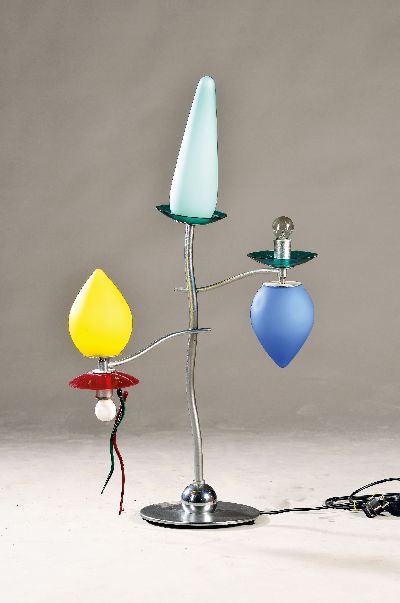 Tischleuchte "Giocosta", Entw. Andrea Anastasio, Atremide, Mailand, Italien, 1990er -Jahre, Metallkorpus, drei farbige Glasschirme, 1 ...