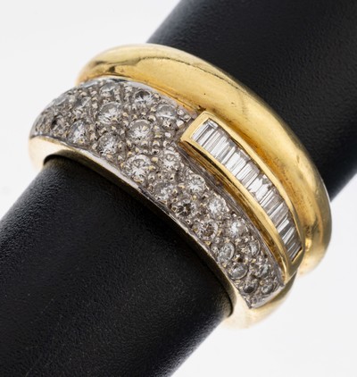 18 kt Gold Diamant-Ring, GG/WG 750/000, 28 Brillanten und 12 Diamant-Baguettes bzw. Trapeze zus. ca. 0.58 ct Weiß/si, ca. 8.6 g, RW 51