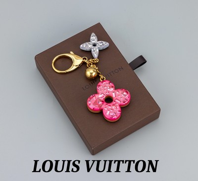 LOUIS VUITTON Charm/Taschen-Schlüsselanhänger,"Glam Flower" Metall verg., großer Karabiner, sign., 2 Acrylblüten, ...