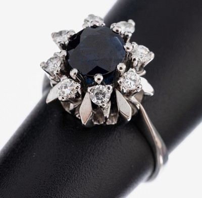 14 kt Gold Saphir-Brillant-Ring, WG 585/000, rundfacett. Saphir ca. 2.20 ct, umgeben von 8 Brillanten zus. ca. 0.40 ct Weiß/si, RW 51, ca. 5 g